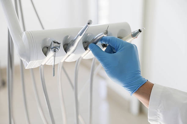 Professional Tooth Extraction technician working in Leo-Cedarville, IN